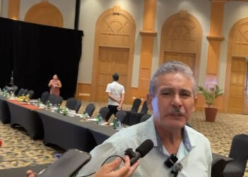 ¿Quién autorizó la construcción de una gasolinera, frente a una escuela?