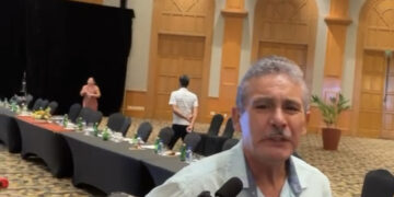 ¿Quién autorizó la construcción de una gasolinera, frente a una escuela?