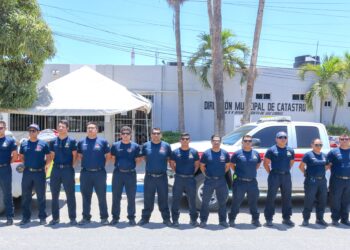 Sale brigada de bomberos de San José del Cabo en apoyo a Bomberos de Tecate por fuertes incendios forestales
