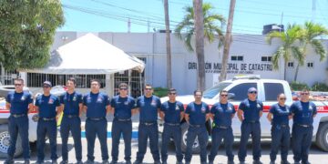 Sale brigada de bomberos de San José del Cabo en apoyo a Bomberos de Tecate por fuertes incendios forestales