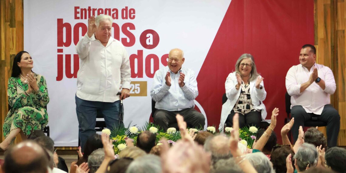 Entrega gobernador VCC bono a personal jubilado de la Secretaría de Salud; reconoce su legado con el bienestar de la población