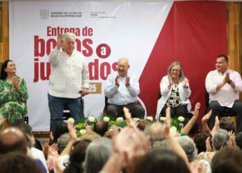 Entrega gobernador VCC bono a personal jubilado de la Secretaría de Salud; reconoce su legado con el bienestar de la población