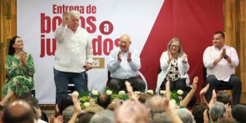 Entrega gobernador VCC bono a personal jubilado de la Secretaría de Salud; reconoce su legado con el bienestar de la población