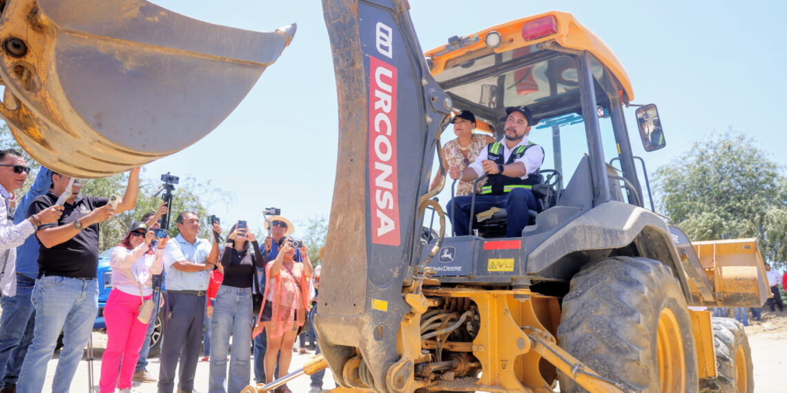 Al alcalde de Los Cabos, Crhistian Agúndez Gómez, se le ve maniobrando, la retroexcavadora, y reflexiona: “Tenemos que tener muchas soluciones para la movilidad; Carretera transpeninsular, es obsoleta”