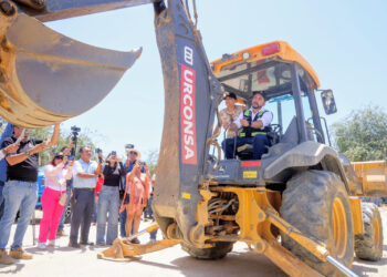 Al alcalde de Los Cabos, Crhistian Agúndez Gómez, se le ve maniobrando, la retroexcavadora, y reflexiona: “Tenemos que tener muchas soluciones para la movilidad; Carretera transpeninsular, es obsoleta”