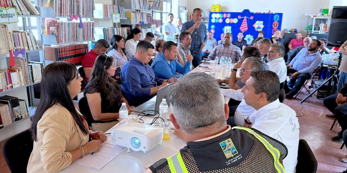 Autoridades municipales y estatales coordinan trabajos para atender el desbordamiento de arroyo en Santiago