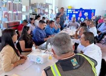 Autoridades municipales y estatales coordinan trabajos para atender el desbordamiento de arroyo en Santiago