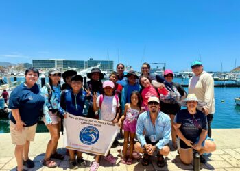 Niñas y niños exploran el mar en emotiva jornada de avistamiento marino organizada por La Playa Centro Comunitario