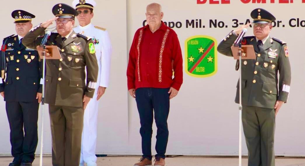 Asiste Gobernador Víctor Castro a cambio de mando en la Tercera Zona Militar