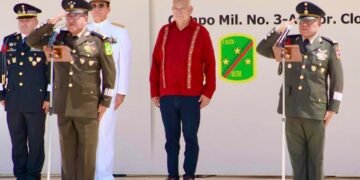 Asiste Gobernador Víctor Castro a cambio de mando en la Tercera Zona Militar