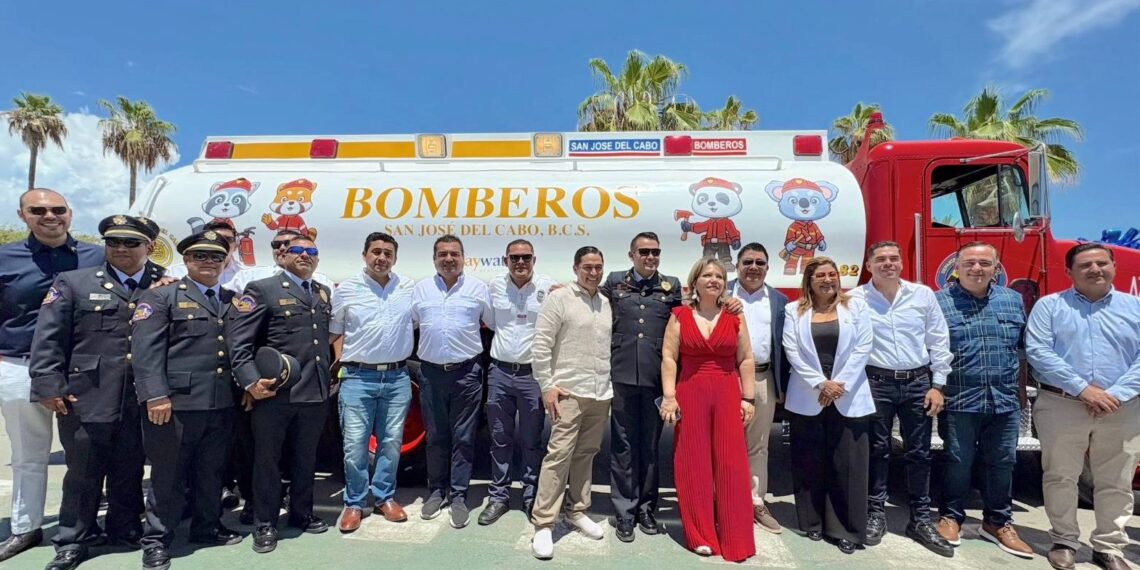 Bomberos de San José del Cabo celebran con ascensos, graduaciones y donación de camión cisterna