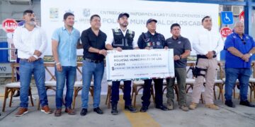 Entregan autoridades uniformes y equipamiento a elementos de Seguridad Pública Municipal