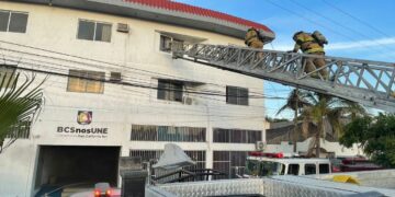 Cortocircuito de un aire acondicionado, ocasiona Incendio en Edificio Pedrín