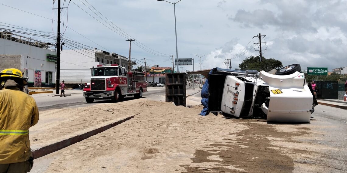 Dompe embiste 9 Vehículos; hay 6 personas lesionadas