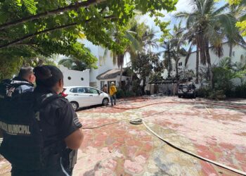 Incendio en exclusiva zona de SJC; arden 2 carros y una bodega