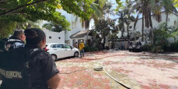 Incendio en exclusiva zona de SJC; arden 2 carros y una bodega