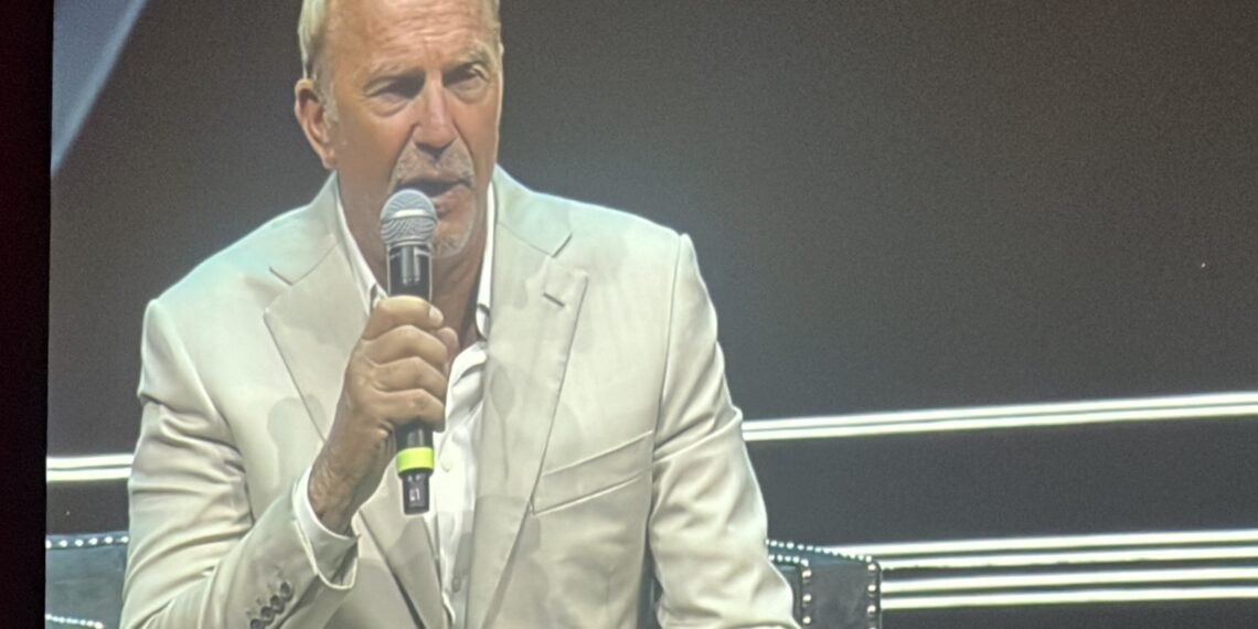 Kevin Costner a jóvenes Becarios de Fundación Telmex- Telcel: “Escuchen los latidos de su corazón”; yo ganaba 3 dólares