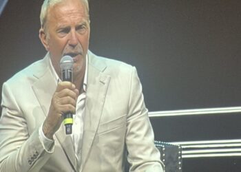 Kevin Costner a jóvenes Becarios de Fundación Telmex- Telcel: “Escuchen los latidos de su corazón”; yo ganaba 3 dólares