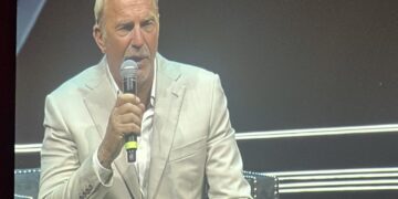 Kevin Costner a jóvenes Becarios de Fundación Telmex- Telcel: “Escuchen los latidos de su corazón”; yo ganaba 3 dólares