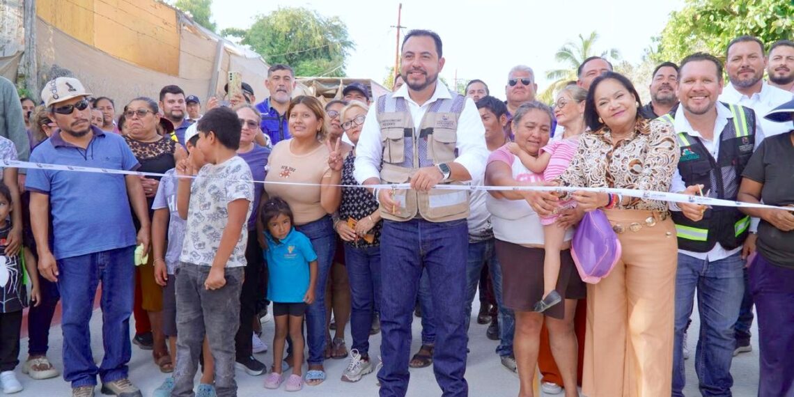 Presidente de Los Cabos inaugura obras de pavimentación en colonia Santa Rosa SJC