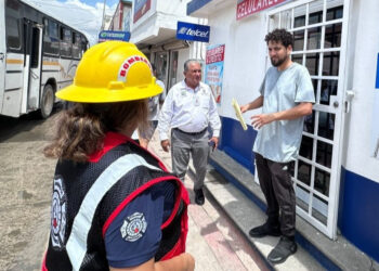 Cuerpos de emergencia atienden en tiempo y forma colapso de techo en comercio de Cabo San Lucas