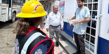 Cuerpos de emergencia atienden en tiempo y forma colapso de techo en comercio de Cabo San Lucas
