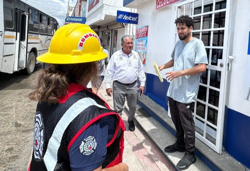 Cuerpos de emergencia atienden en tiempo y forma colapso de techo en comercio de Cabo San Lucas