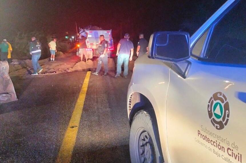 Trabajan autoridades en restablecimiento de circulación tras socavón en carretera La Paz – Todos Santos