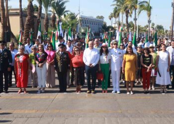 Gobernador Víctor Castro encabeza el desfile cívico-militar del 16 de septiembre