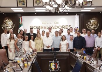 Gobernador Víctor Castro se reúne con el Colegio de Notarios y refrenda compromiso con la campaña nacional del testamento