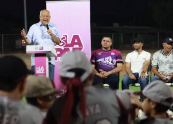 Acude gobernador Víctor Castro a la inauguración del campo de béisbol en San Juan de Los Planes