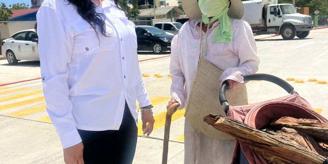 Buenaventura, lucha contra el Cáncer, a las 6 de la mañana sale a buscar leña, para vender: se la compró la Delegada Municipal de CSL