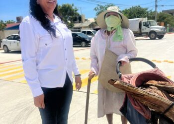 Buenaventura, lucha contra el Cáncer, a las 6 de la mañana sale a buscar leña, para vender: se la compró la Delegada Municipal de CSL