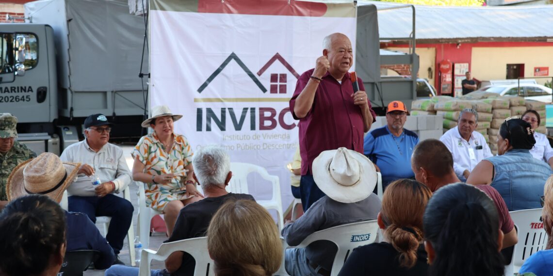 Entrega gobernador Víctor Castro paquetes de materiales a familias afectadas por lluvias en San Ignacio