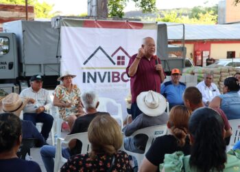 Entrega gobernador Víctor Castro paquetes de materiales a familias afectadas por lluvias en San Ignacio