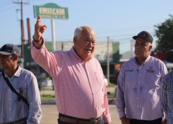 Supervisa gobernador Víctor Castro obras de pavimentación en la calle Loreto, en La Paz