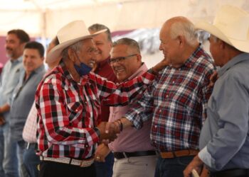 Gobernador VCC beneficia a familias de El Ihuagil, en Comondú, con apoyos productivos
