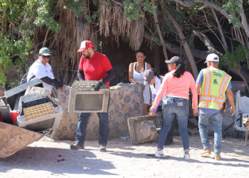 Retiran toneladas de cacharros en jornada de limpieza en la colonia Márquez de León, en La Paz