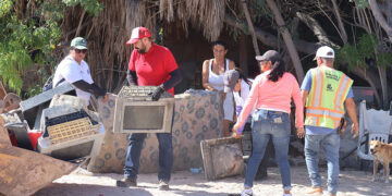 Retiran toneladas de cacharros en jornada de limpieza en la colonia Márquez de León, en La Paz