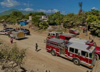 En Casa “Envuelta” en Llamas, Hallan una Persona Sin Vida