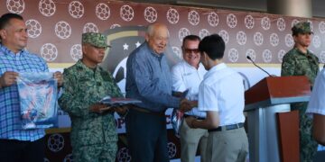 Entrega gobernador Víctor Castro uniformes a participantes de la Copa Pazífica