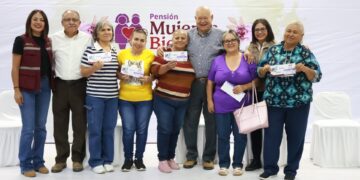 Entrega gobernador VMCC tarjetas de la Pensión Mujeres Bienestar