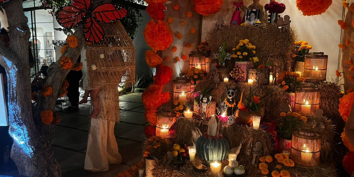 La Playa Centro Comunitario celebra la tradición del Día de Muertos en el evento de altares de Flora’s Farm