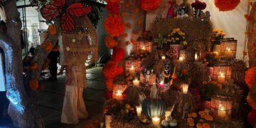 La Playa Centro Comunitario celebra la tradición del Día de Muertos en el evento de altares de Flora’s Farm