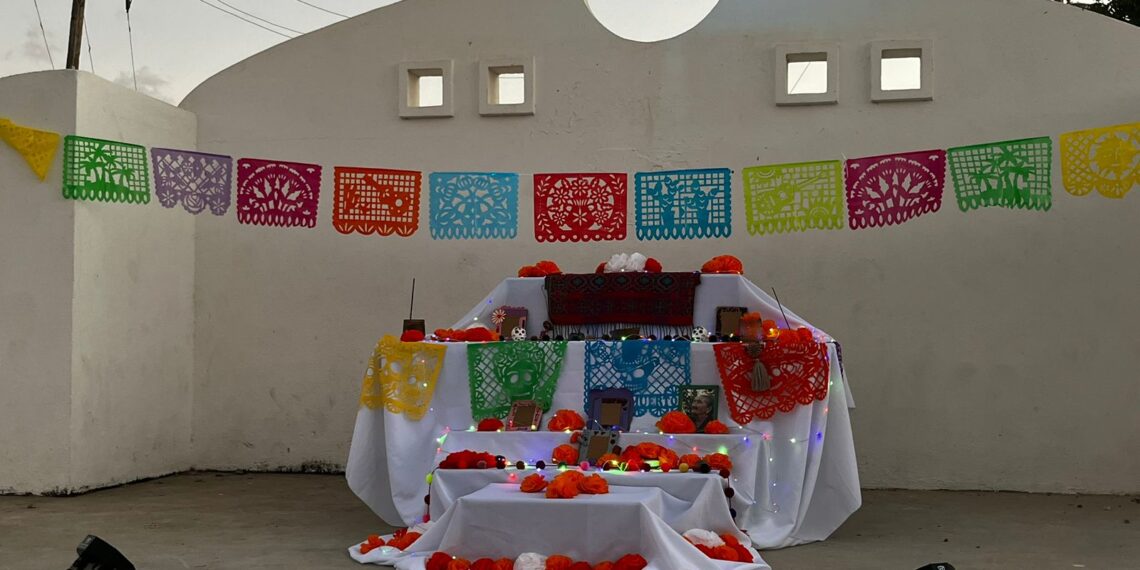 Comunidad de La Playa celebra el Día de Muertos con tradición y convivencia
