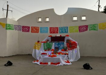 Comunidad de La Playa celebra el Día de Muertos con tradición y convivencia