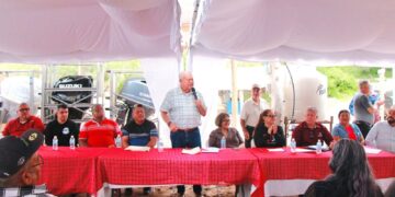 Cumple gobernador Castro Cosío compromisos con familias de la comunidad de Agua Verde, en Loreto