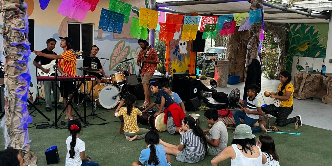 Niños del Centro Comunitario disfrutan un “Tiny Concert” en la playa