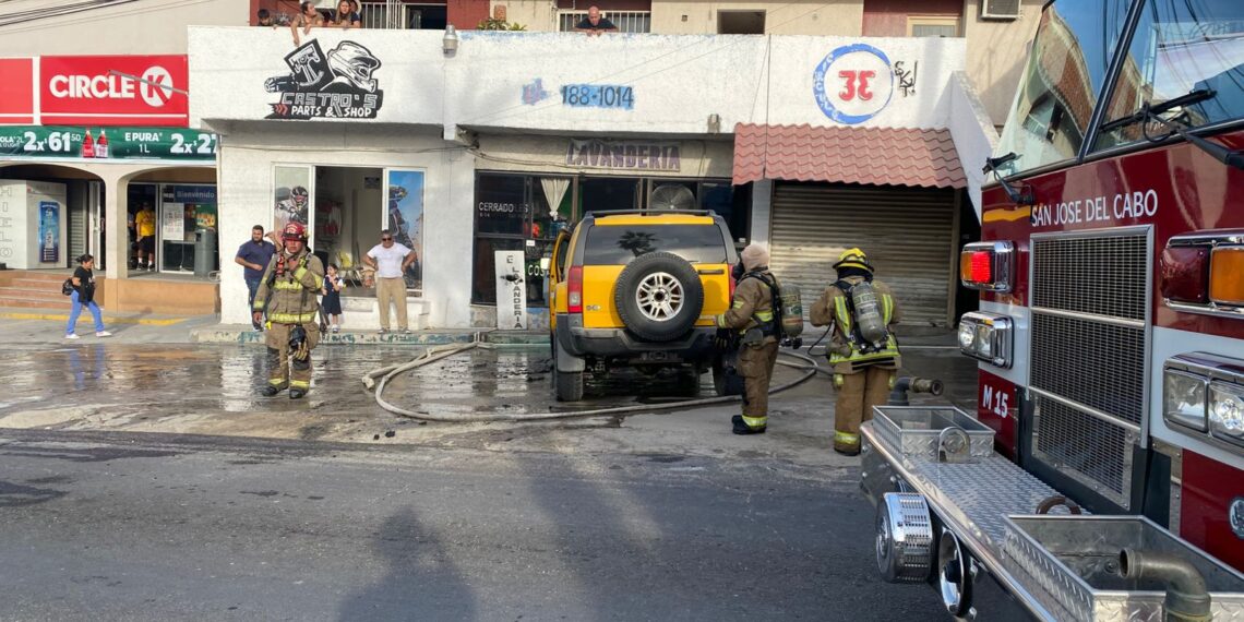 Movilizan a Bomberos por Hummer, en Llamas