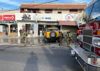 Movilizan a Bomberos por Hummer, en Llamas